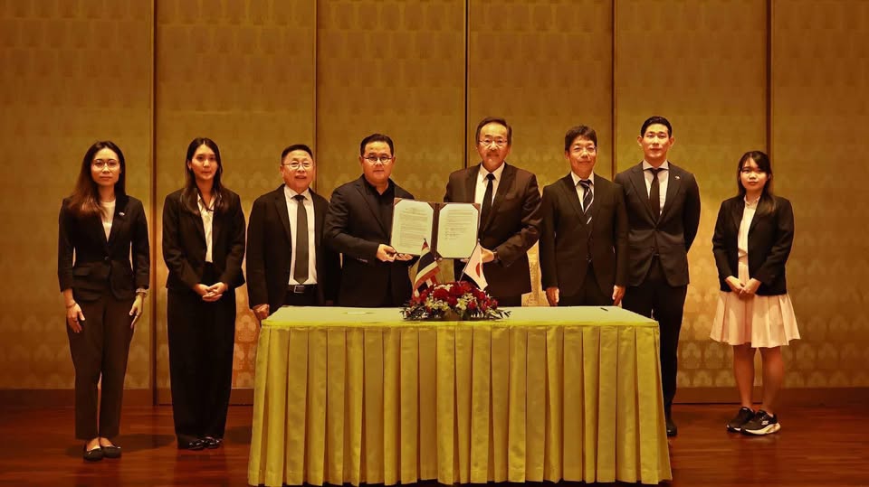 พิธีลงนามความร่วมมือทางด้านเศรษฐกิจแบบให้เปล่าเพื่อพื้นฐาน มูลนิธิฯ นำโดยผู้แทนมูลนิธิฯ อาจารย์ วุฒิชัย วงศ์จิโรจน์ ประธานมูลนิธิฯ พร้อมทั้ง อาจารย์ สุนทร สุนทรธาราวงศ์ ผู้ก่อตั้งและที่ปรึกษาอาวุโสมูลนิธิฯ