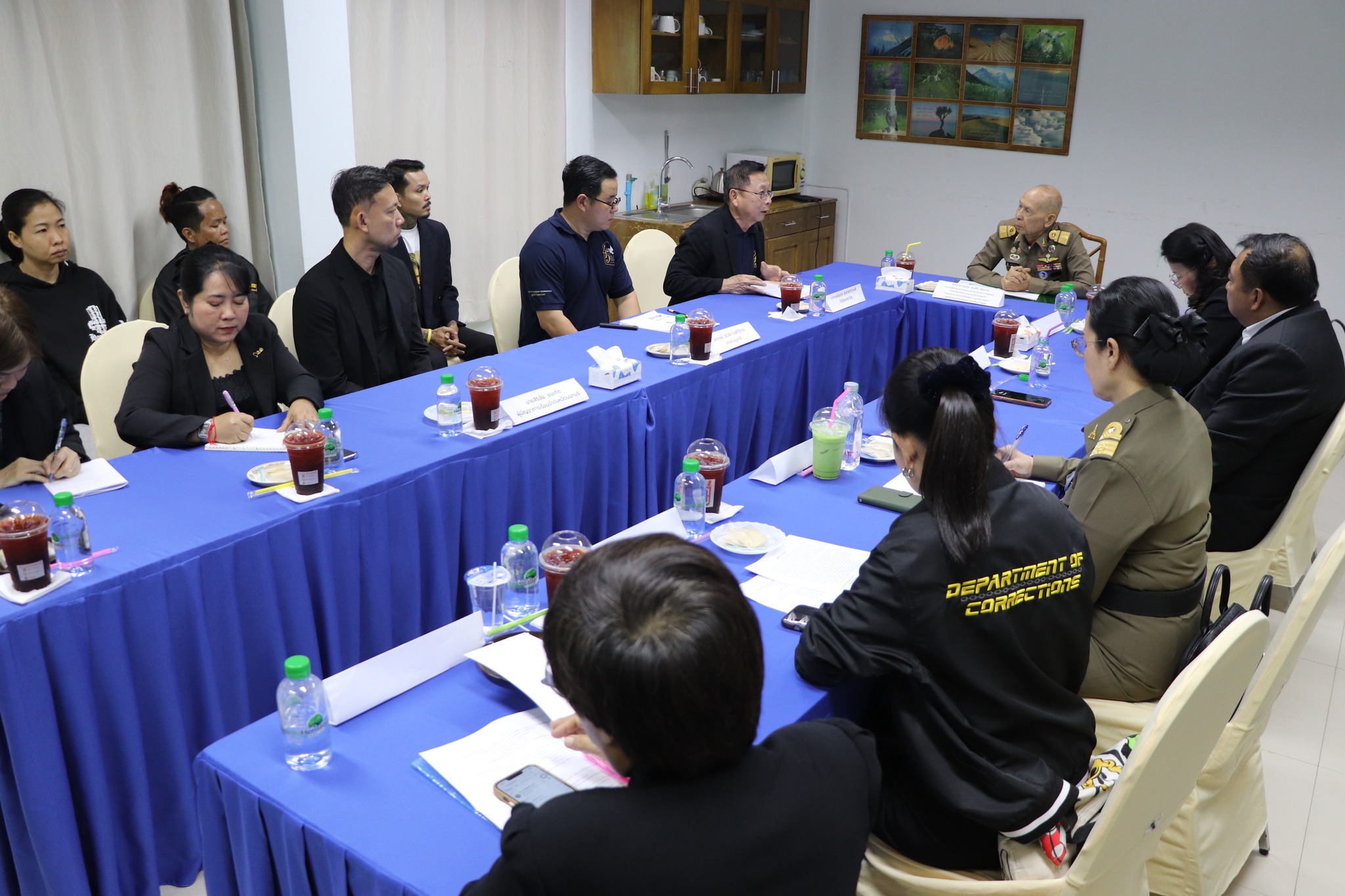 ในวันอาทิตย์ที่ 1 มีนาคม 2026 พลอากาศโท สมคิด สุขบาง เจ้าหน้าที่อาวุโสของกระทรวงยุติธรรม และรองปลัดกระทรวงยุติธรรม นาง จิราภา สินธุนาวา พล.ต.ประวุฒิ วงษ์สินอินทร์ อธิบดีราชทัณฑ์ พร้อมเจ้าหน้าที่ มาเยี่ยมมูลนิธิฯ บ้านพระพร เพื่อดูการทํางานในการช่วยเหลือและ